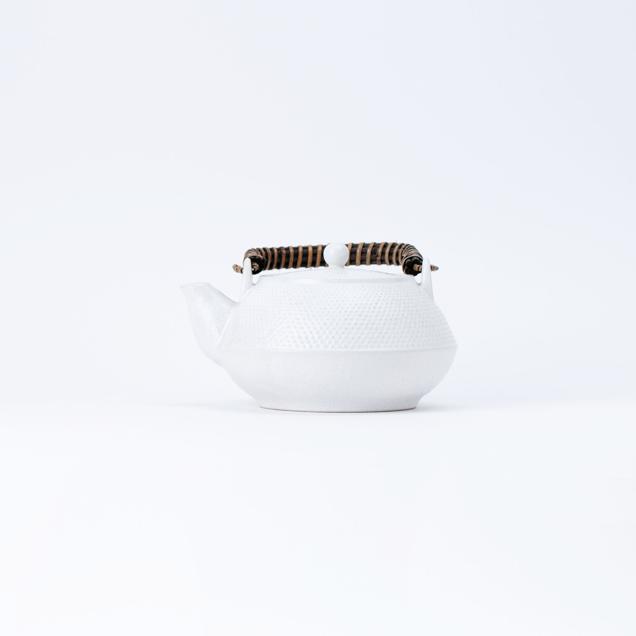 Nambu-style White Teapot (with Tea Strainer)
