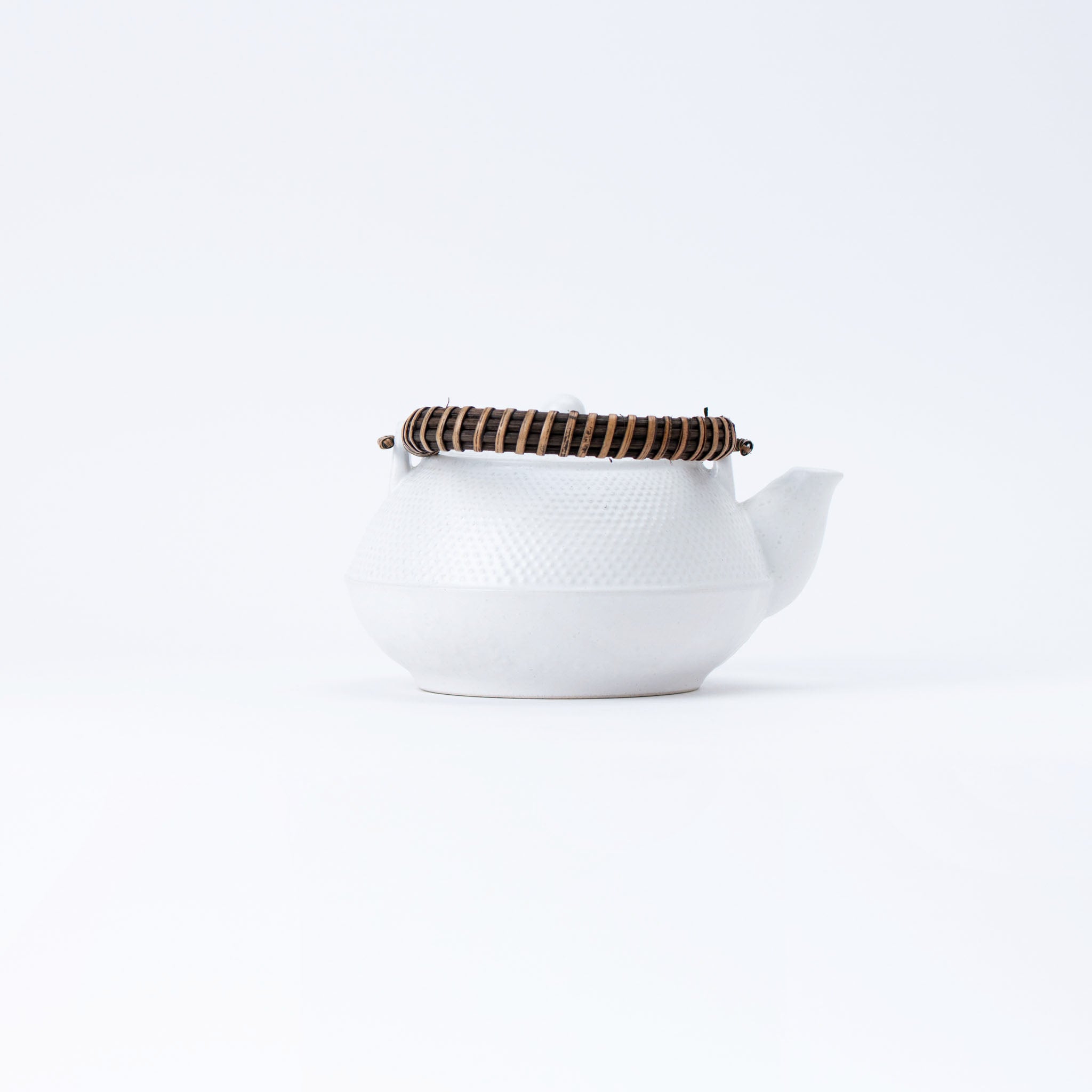 Nambu-style White Teapot (with Tea Strainer)