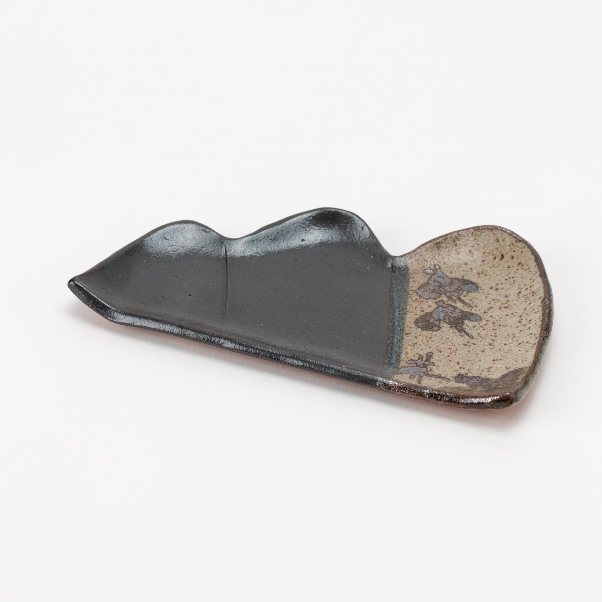 Black Oribe Rust Painted Mountain Plate