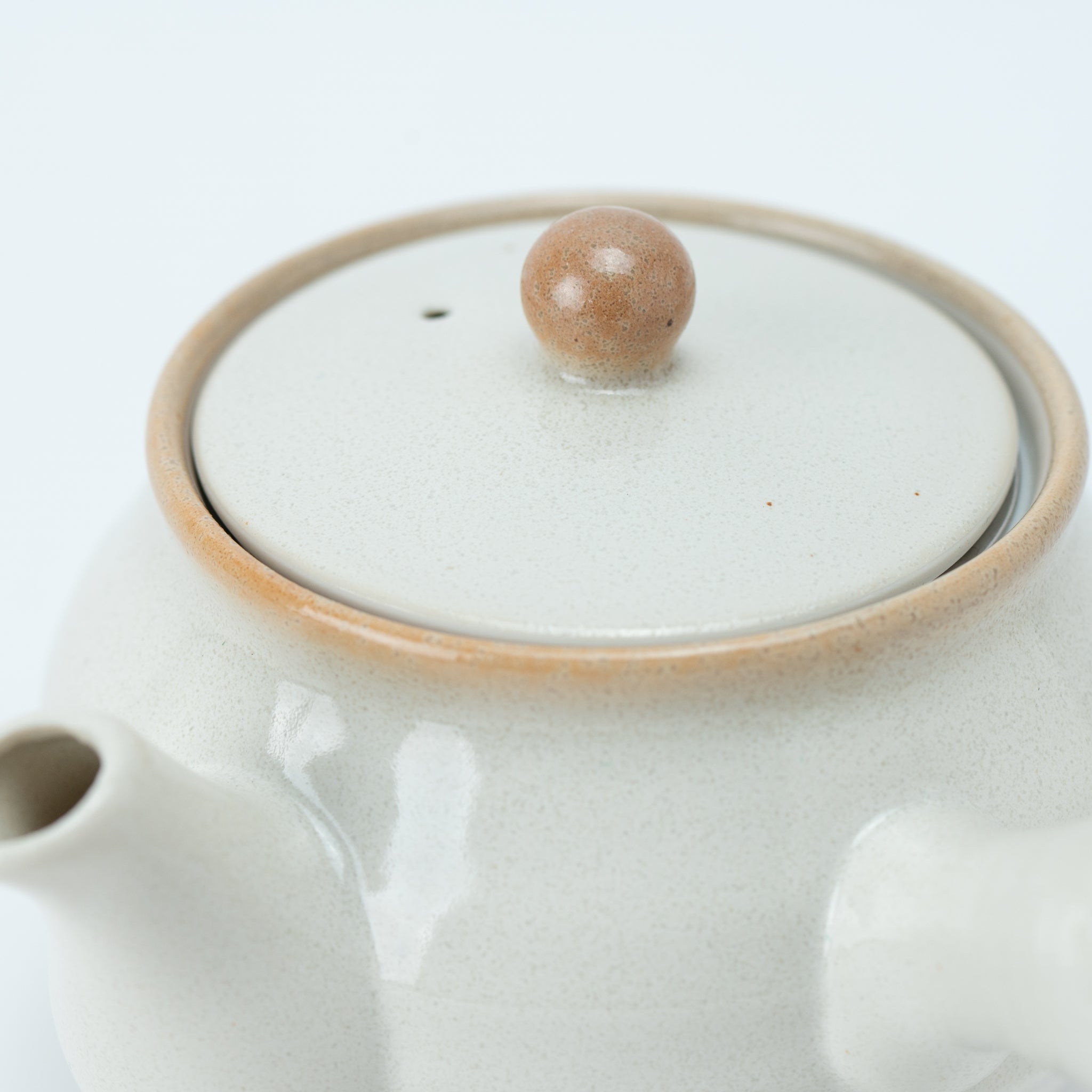 Kohiki Rokubei Teapot (with Tea Strainer)