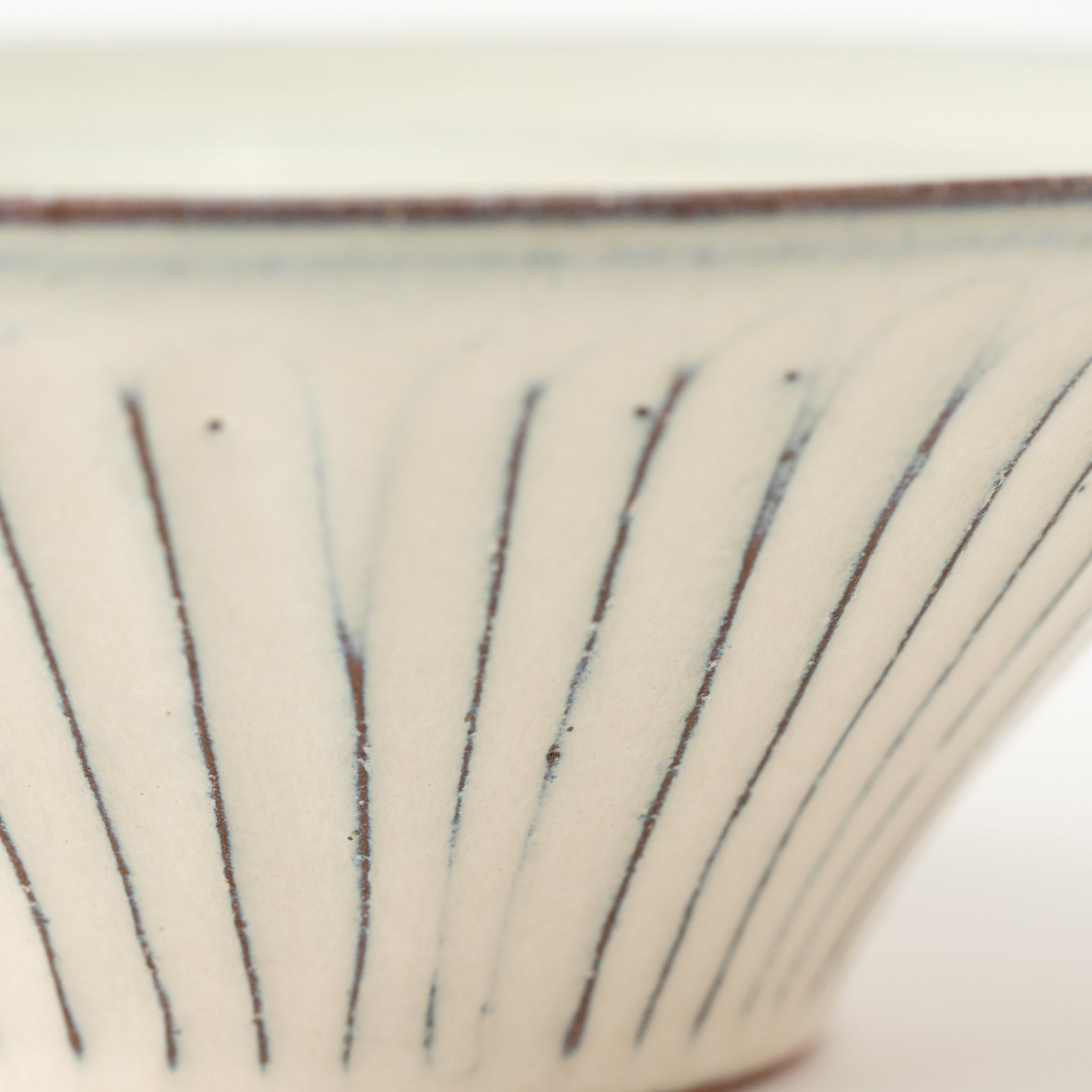 White Glaze Carving Curved Donburi Bowl