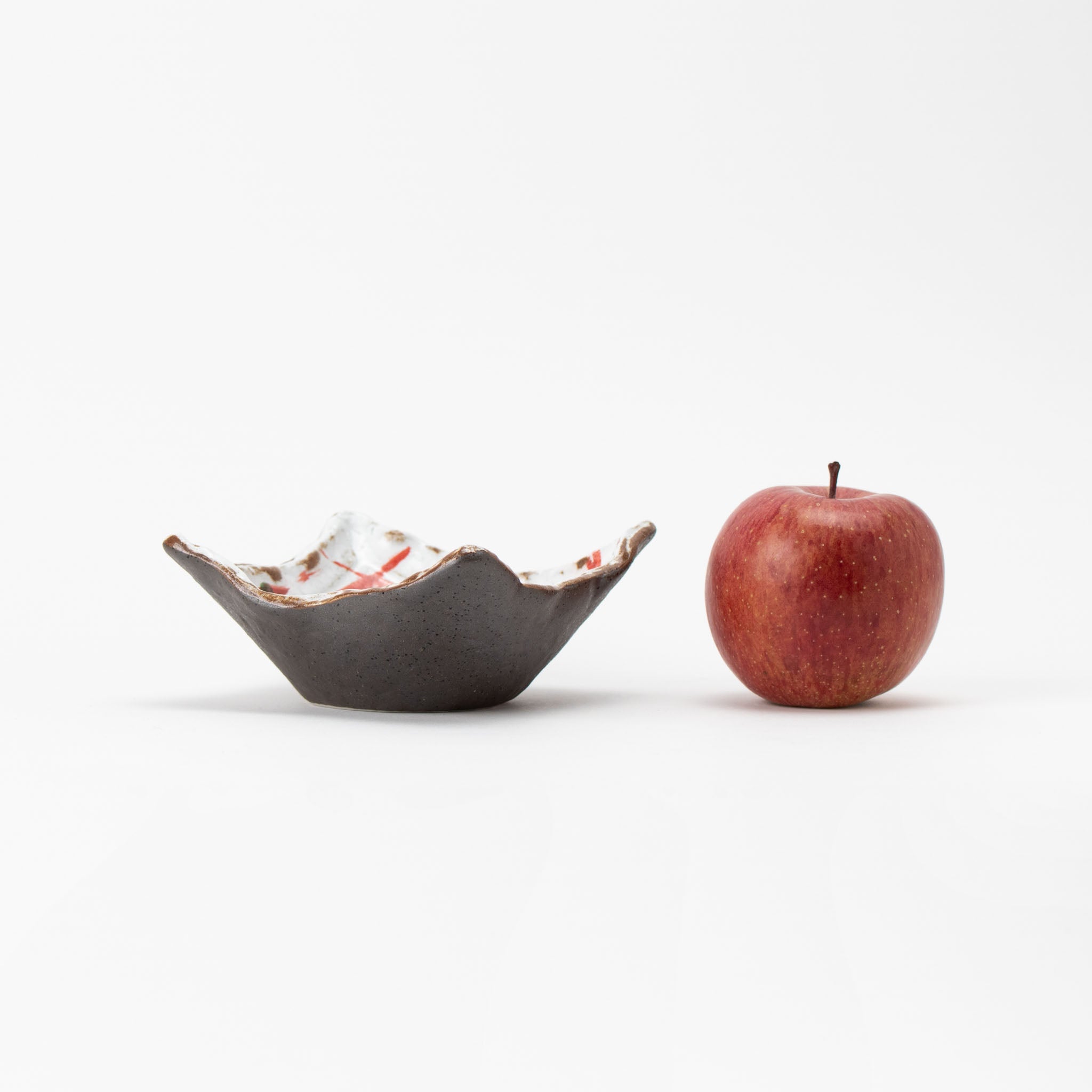 Dyed Red Brush Kohiki Nanban Square Bowl