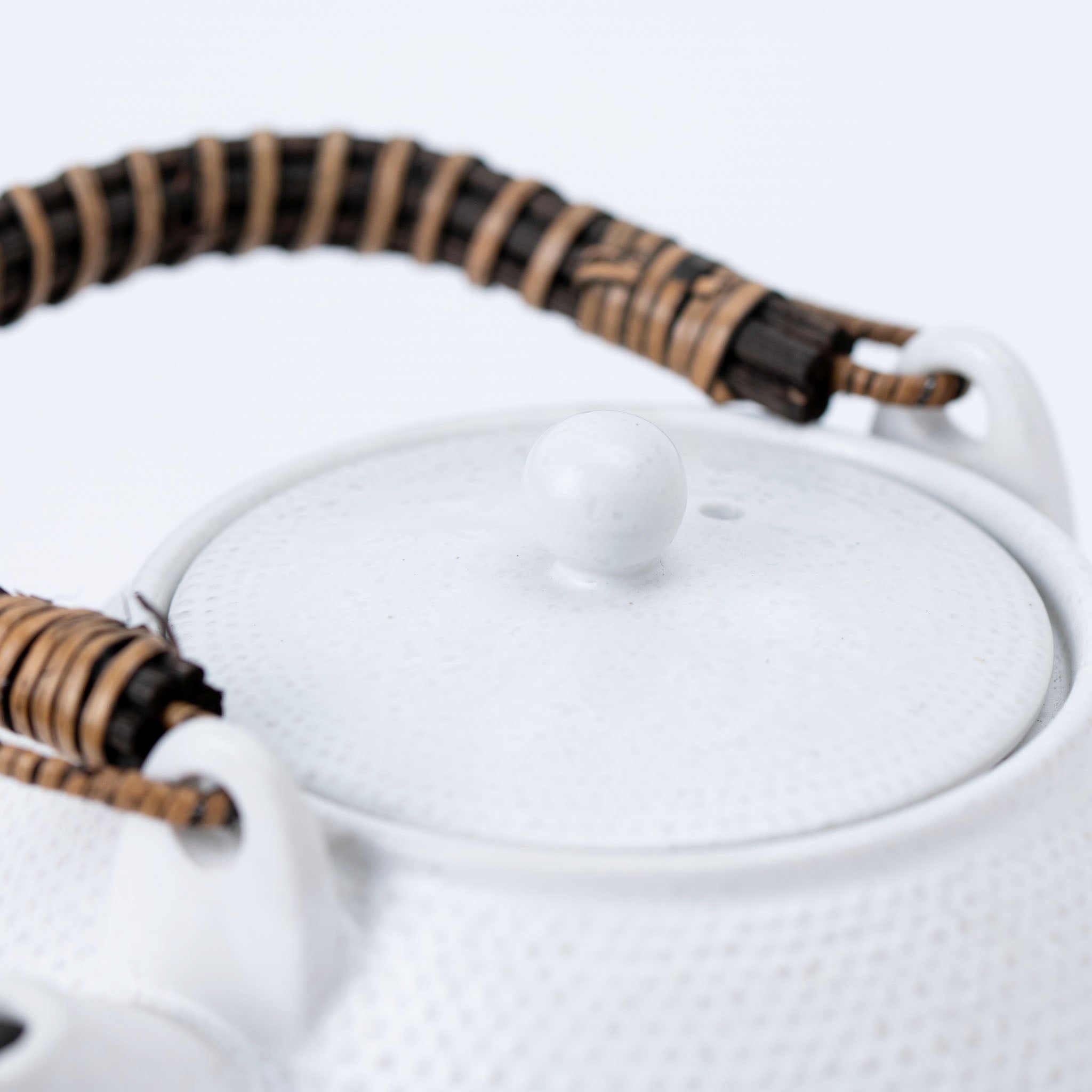 Nambu-style White Teapot (with Tea Strainer)