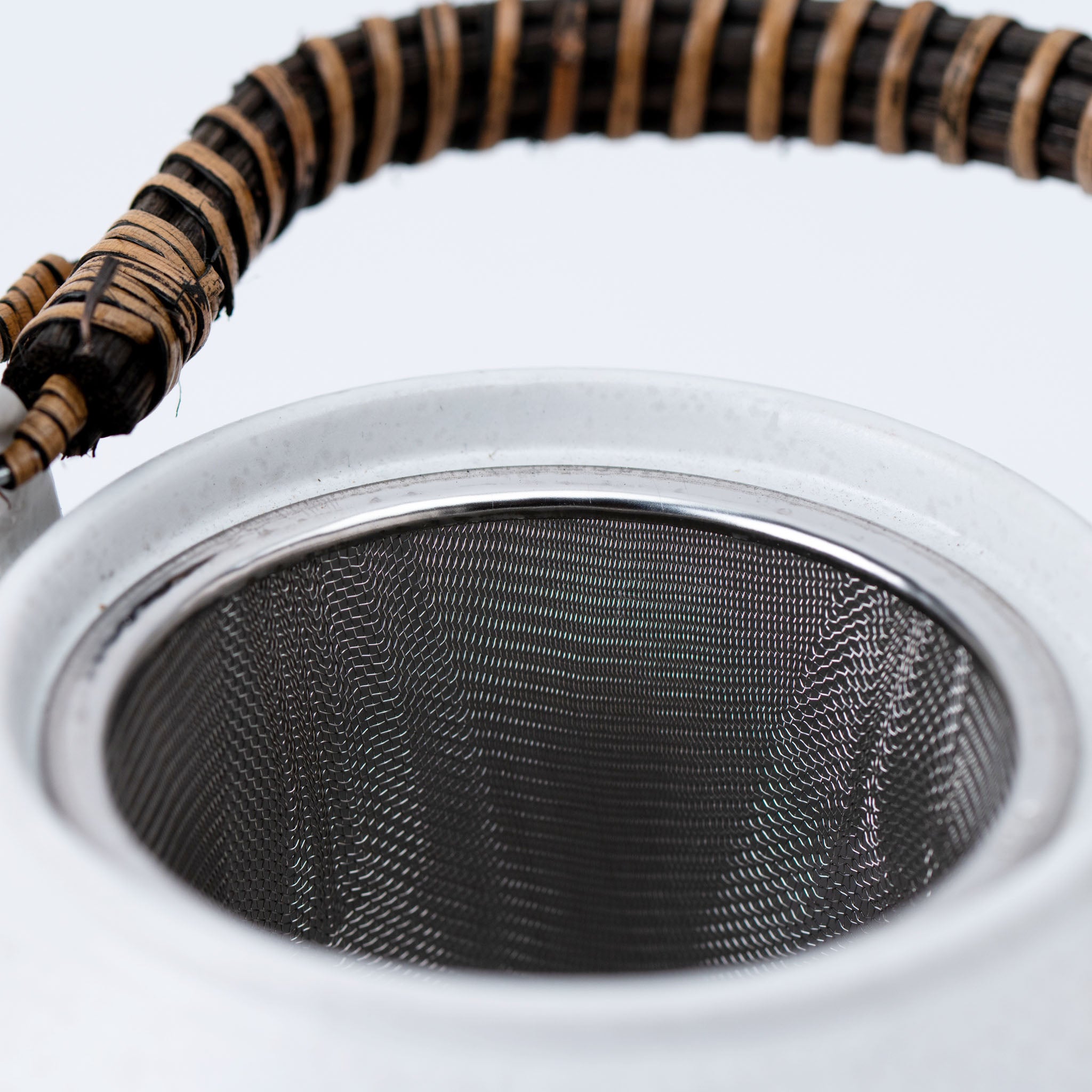 Nambu-style White Teapot (with Tea Strainer)