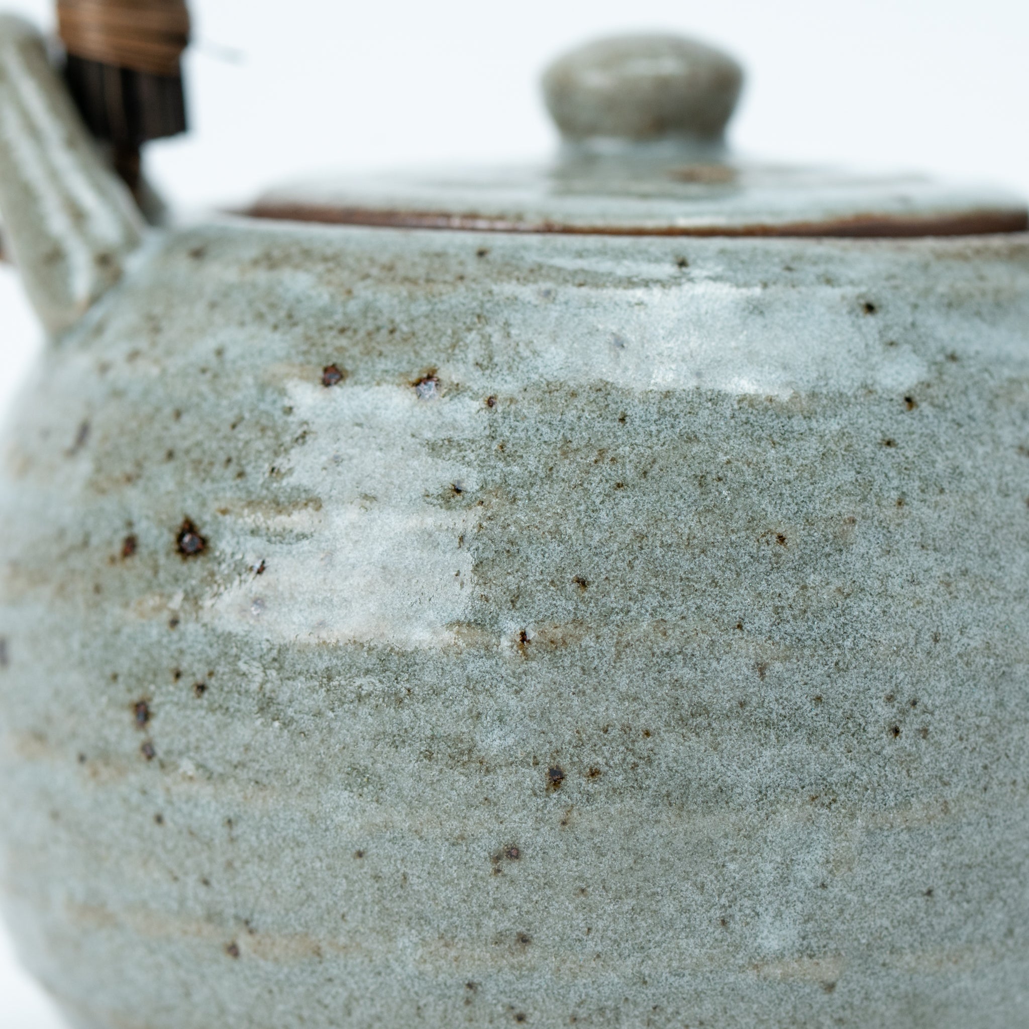 Karatsu Dobin Teapot (with Tea Strainer)