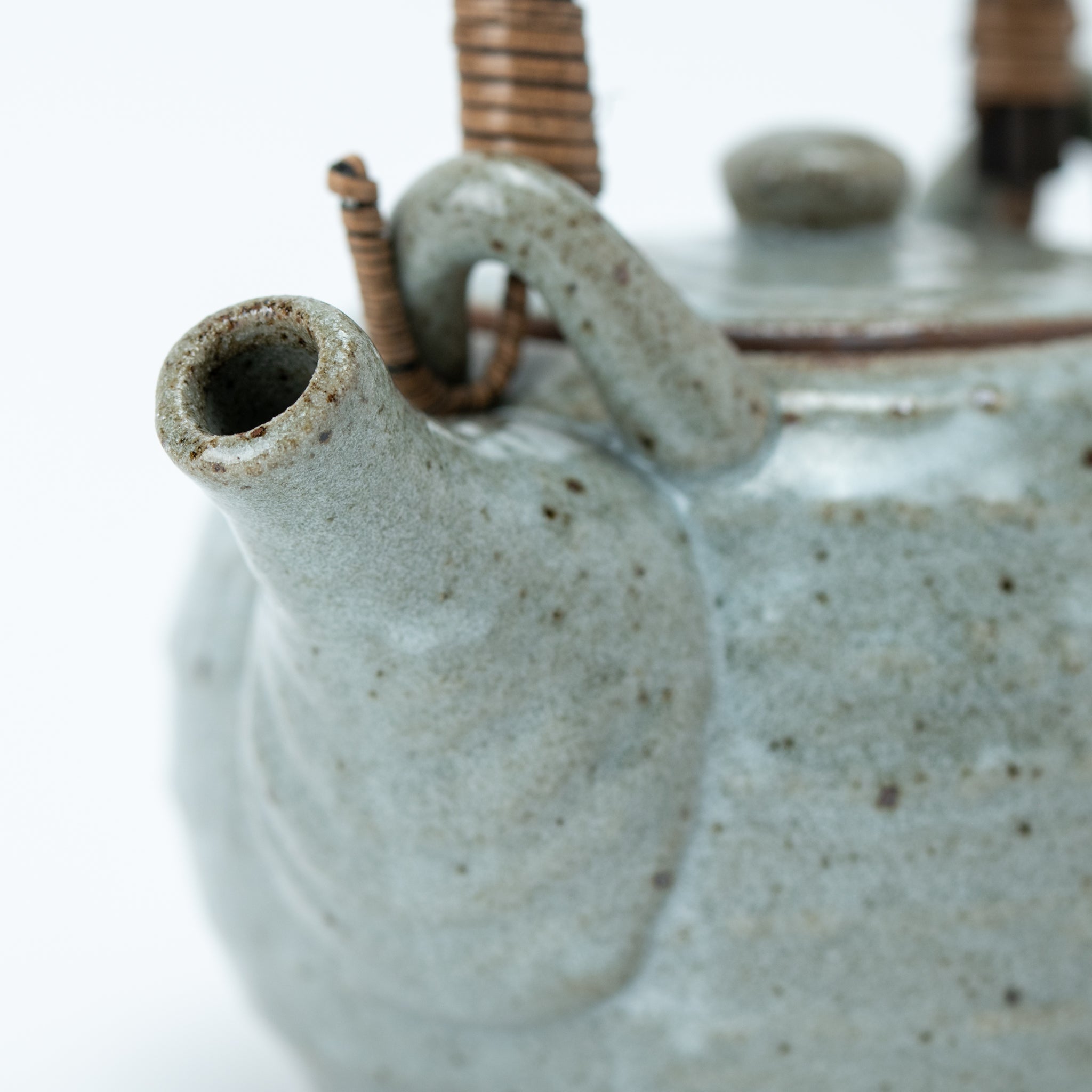 Karatsu Dobin Teapot (with Tea Strainer)